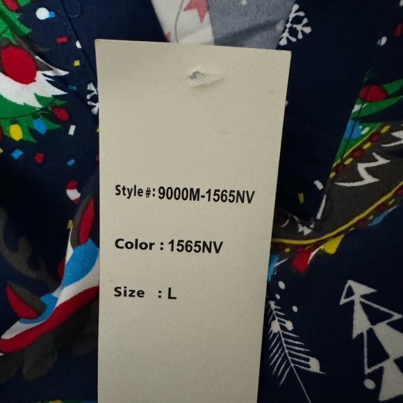 Scrubs top Gabby Brooke Gnomes Trees  Christmas Short Sleeve Medical Large NWT - Picture 4 of 5